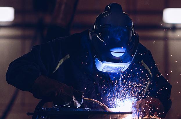 Man with a SR 574 helmet welding metall